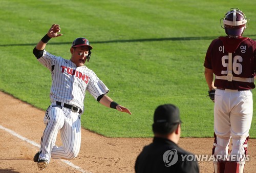 LEAD) Twins defeat Heroes to open KBO postseason series behind timely  errors