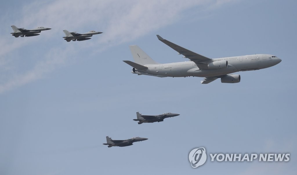 La foto de archivo, tomada el 14 de octubre de 2019, muestra un avión de transporte cisterna KC-330 y cazas surcoreanos F-15K y KF-16, volando durante la Exhibición Internacional del Aeroespacio y la Defensa (ADEX, según sus siglas en inglés), en la ciudad de Seongnam, al sur de Seúl.