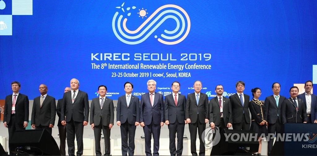 Participants pose for a group photo during the opening ceremony of the 8th International Renewable Energy Conference in Seoul on Oct. 23, 2019. (Yonhap)