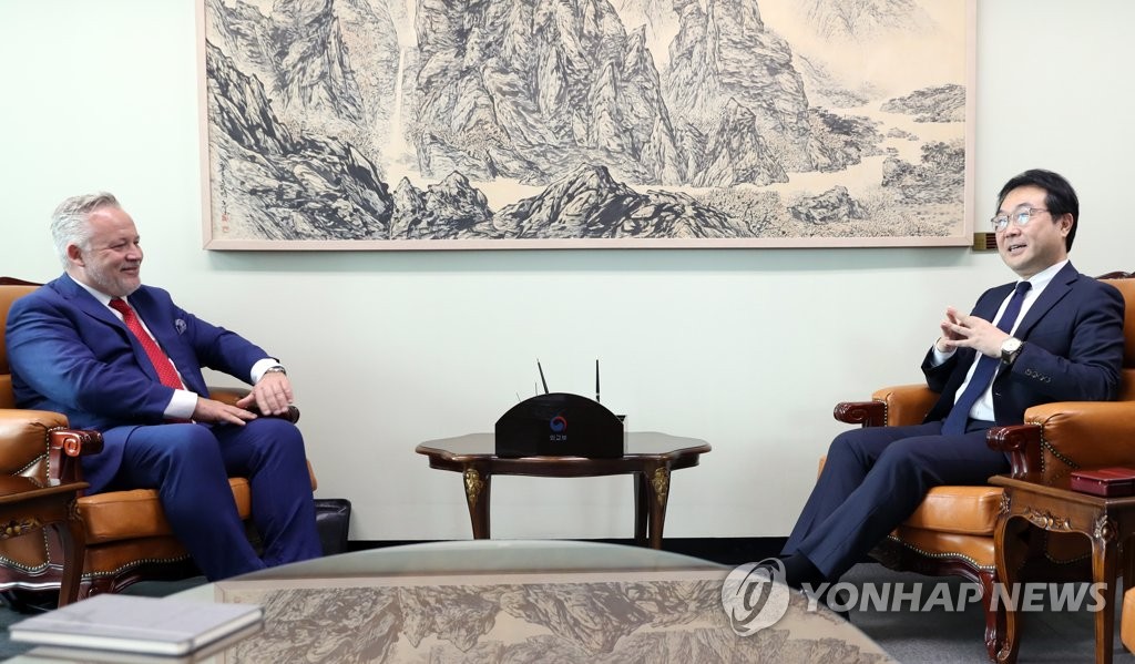 This file photo shows South Korea's chief nuclear envoy, Lee Do-hoon (R) and his Swedish counterpart, Kent Harstedt, ahead of their meeting at Seoul's foreign ministry on Oct. 23, 2019. (Yonhap) 