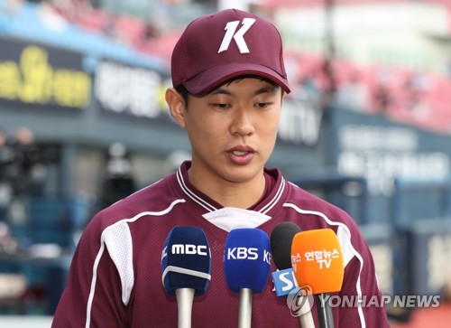 The Seoul Story on X: Actor Ji Sung threw the ceremonial first pitch today  for 2017 KBO League Doosan Bears vs Hanwha Eagles   / X