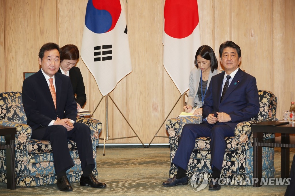 日本を訪問している韓国の李洛淵首相（左）は、首相官邸で安倍晋三首相と面会した＝２４日、東京（聯合ニュース）