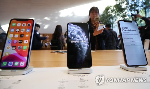 Apple's iPhone11 (L), iPhone11 Pro (C) and iPhone 11 Pro Max smartphones are displayed at a store in Seoul on Oct. 25, 2019. (Yonhap)