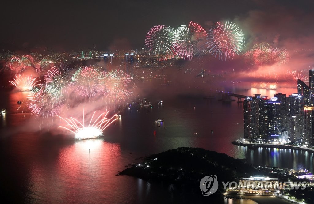 ２０１９年に開かれた釜山花火祭り（資料写真）＝（聯合ニュース）