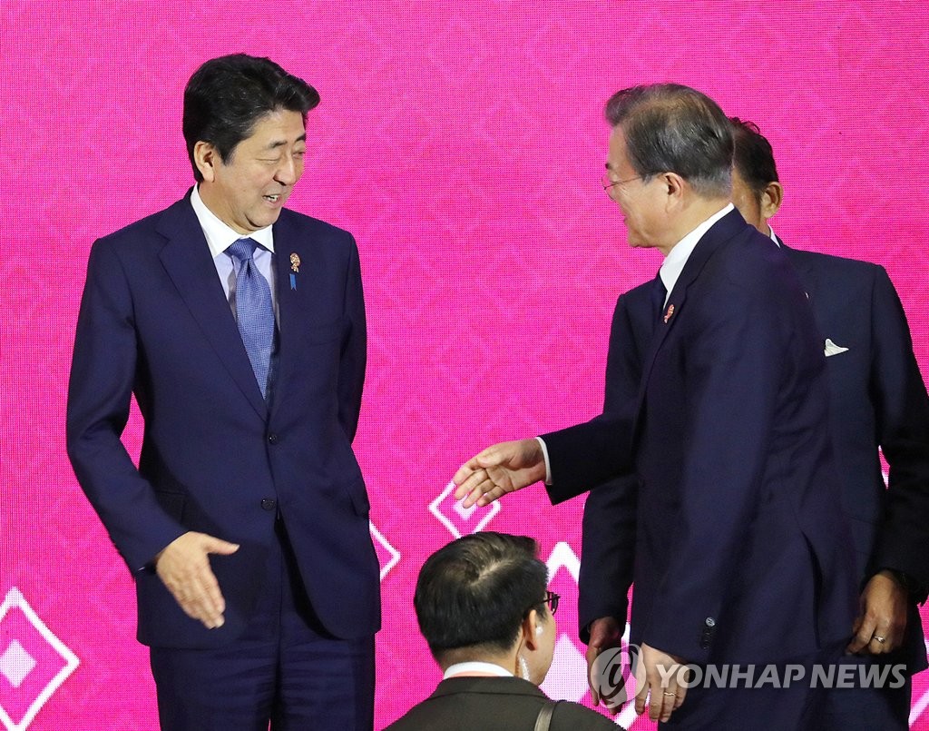 문재인 대통령이 2019년 11월 4일 오후 방콕 임팩트 포럼에서 열린 역내포괄적경제동반자협정(RCEP)에서 아베 일본 총리와 악수를 하려고 하고 있다. [연합뉴스 자료사진]