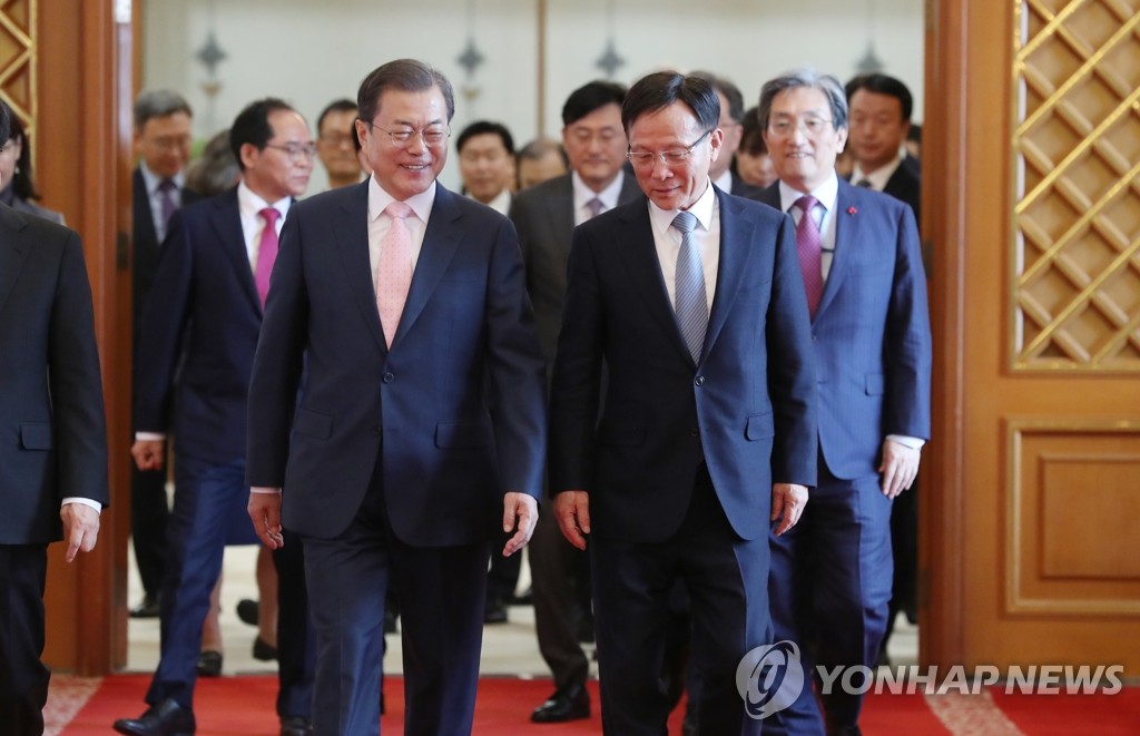 President Moon Jae-in (L) walks toward a meeting room at Cheong Wa Dae together with newly appointed South Korean ambassadors to overseas missions on Dec. 11, 2019. On the right is Lee Soo-hyuck, new ambassador to the United States. (Yonhap)