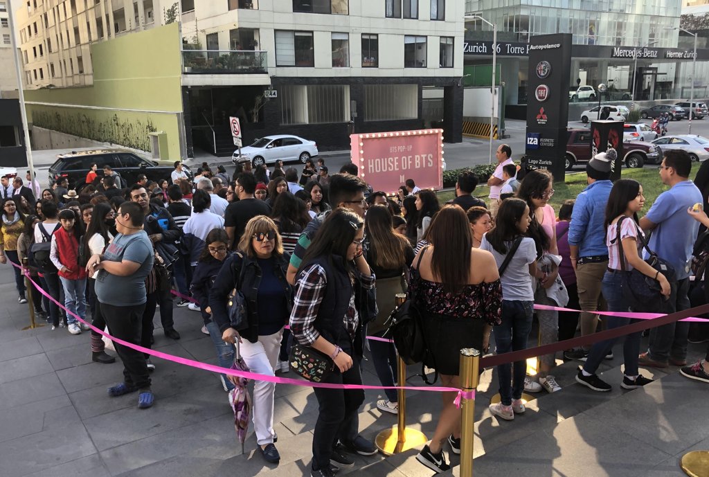 「ＨＯＵＳＥ　ＯＦ　ＢＴＳ」は韓国、日本に続いて先月、メキシコのメキシコシティにもオープンした。入場を待つ現地のファンたち（資料写真）＝（聯合ニュース）