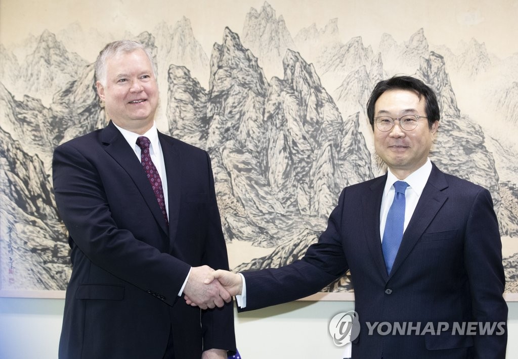 This photo, taken on Dec. 16, 2019, shows South Korea's top nuclear envoy, Lee Do-hoon (R), shaking hands with his U.S. counterpart Stephen Biegun, who is also the U.S. deputy secretary of state, before their talks at the foreign ministry in Seoul. (Yonhap)