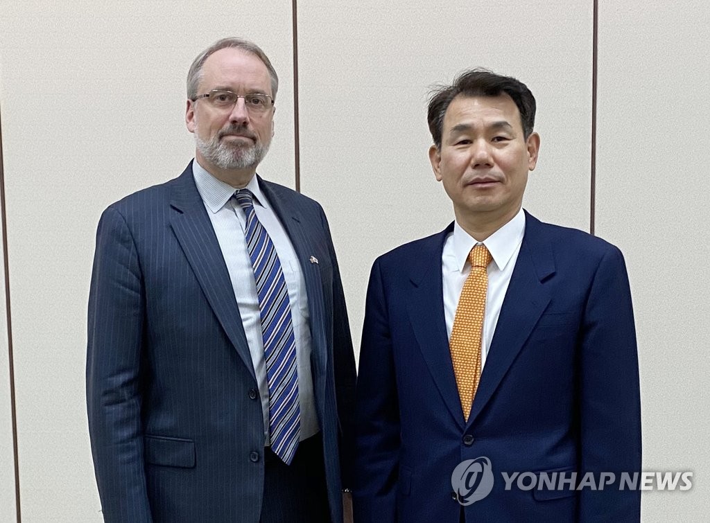Jeong Eun-bo (R), South Korea's top negotiator in defense cost-sharing talks with the United States, and his U.S. counterpart, James DeHart, pose for a photo before their negotiations in Seoul on Dec. 17, 2019, in this photo provided by the foreign ministry. (PHOTO NOT FOR SALE) (Yonhap)
