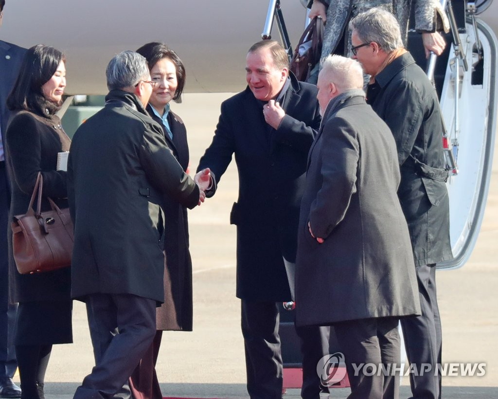 Swedish Prime Minister Stefan Lofven is greeted by a South Korean official at Seoul Air Base in Gyeonggi Province on Dec. 18, 2019. (Yonhap)