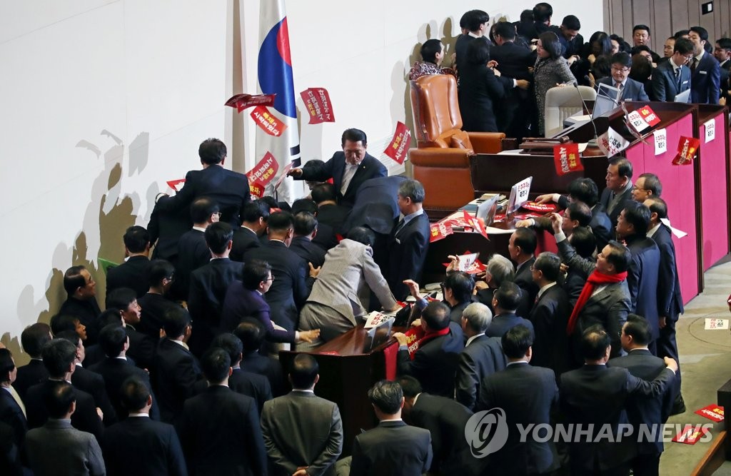 문희상 의장에게 손팻말 던지는 한국당 의원들