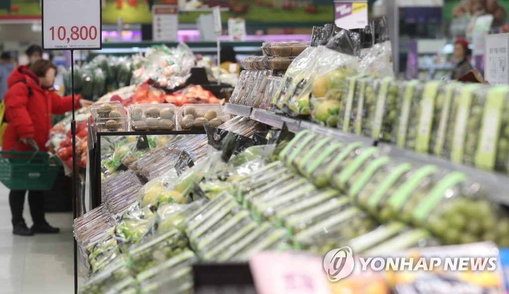 The file photo, taken on Dec. 31, 2019, shows local consumers shopping at a grocery store in Seoul. The South Korean government has said the country's consumer prices rose at a new record of 0.4 percent on-year in 2019, the lowest on-year growth since the country began compiling such data in 1965. (Yonhap)