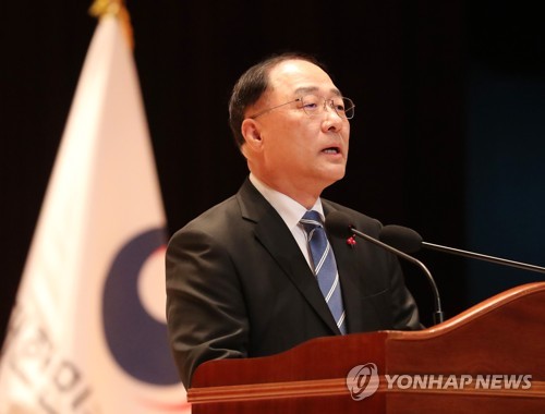 Finance Minister Hong Nam-ki speaks at the ministry&apos;s staff meeting for the new year on Jan. 2, 2020. (Yonhap) 