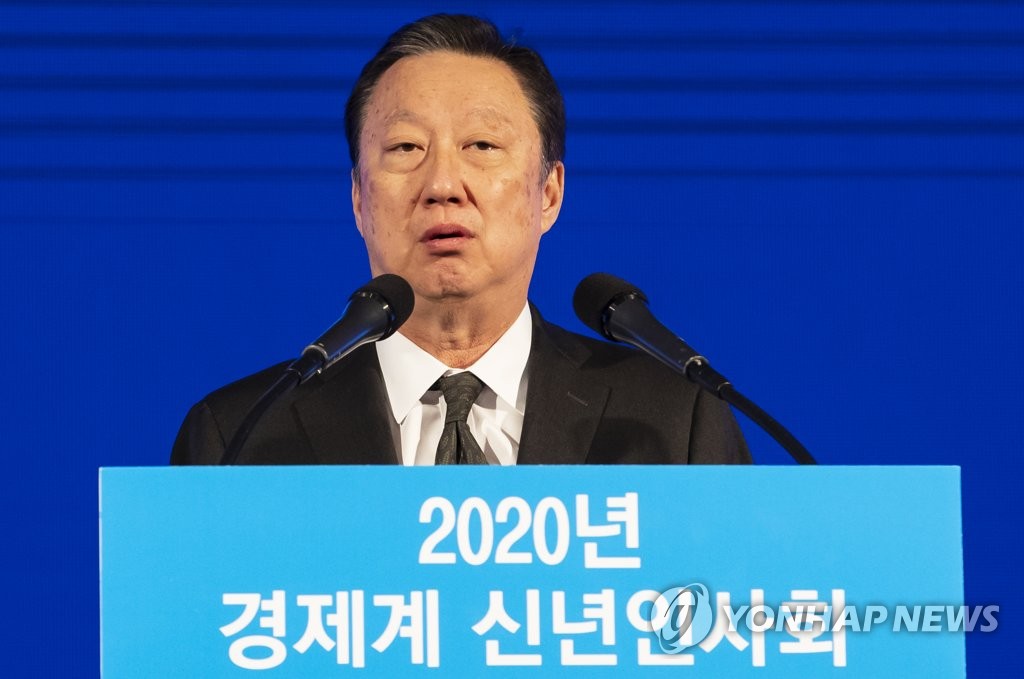 Korea Chamber of Commerce and Industry (KCCI) Chairman Park Yong-maan speaks during a New Year meeting of businessmen at COEX in southern Seoul on Jan. 3, 2020. (Yonhap)