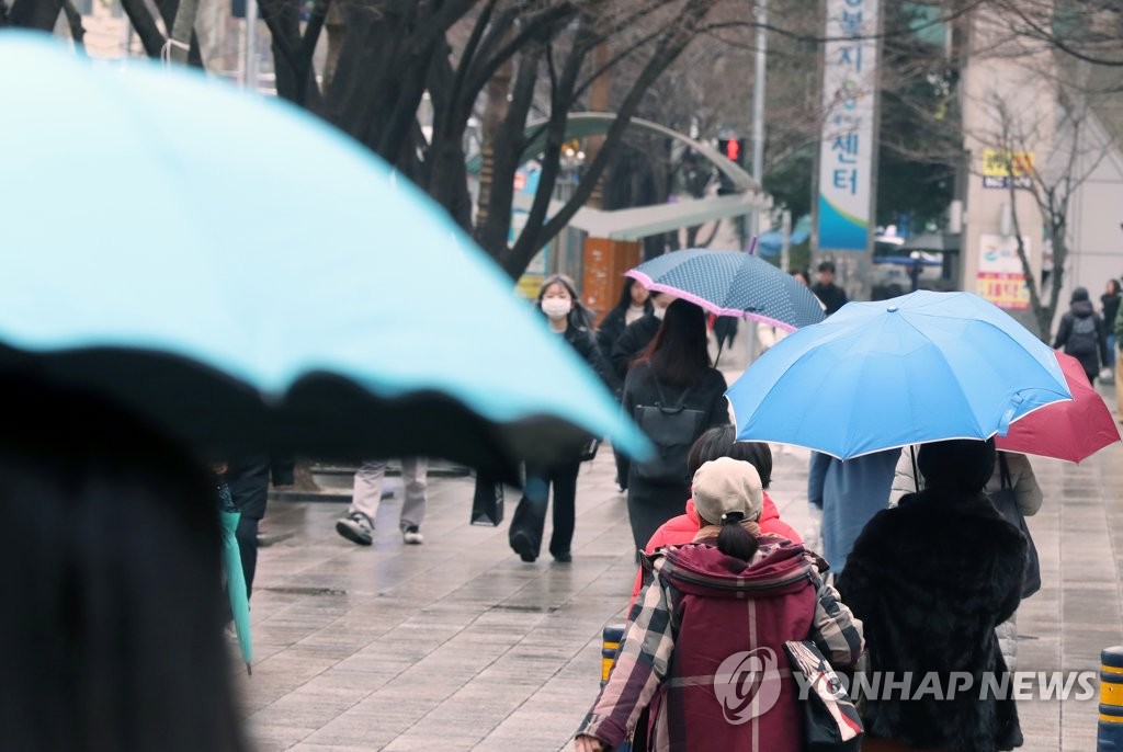 우산 쓴 시민들