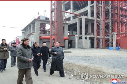 김정은, 새해 첫 현지지도는 '경제'…순천인비료공장 방문