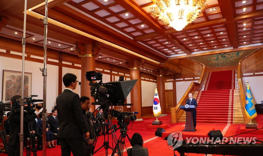 President Moon Jae-in delivers his New Year's address at Cheong Wa Dae in Seoul on Jan. 7, 2020. (Yonhap)
