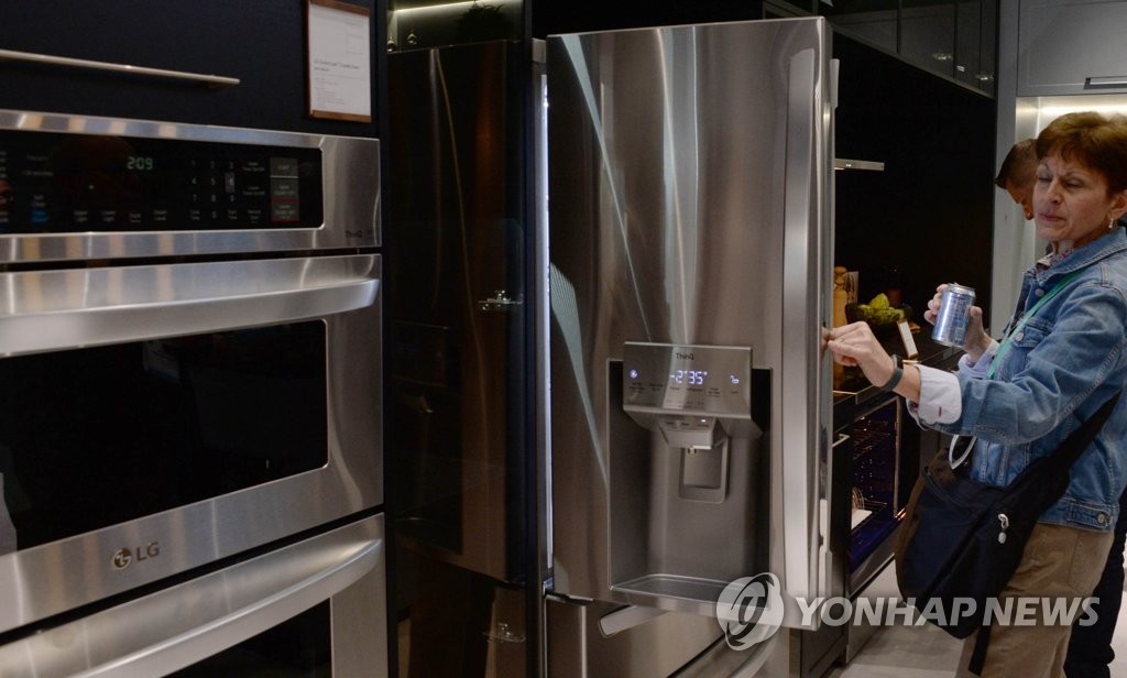 'LG 인스타뷰 크래프트아이스' 냉장고 살펴보는 관람객들