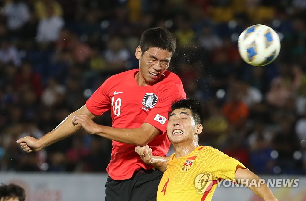 Oh Se-hun of South Korea (L) takes a header over Wei Zhen of China during the teams' Group C match at the Asian Football Confederation U-23 Championship at Tinsulanon Stadium in Songkhla, Thailand, on Jan. 9, 2020. (Yonhap)