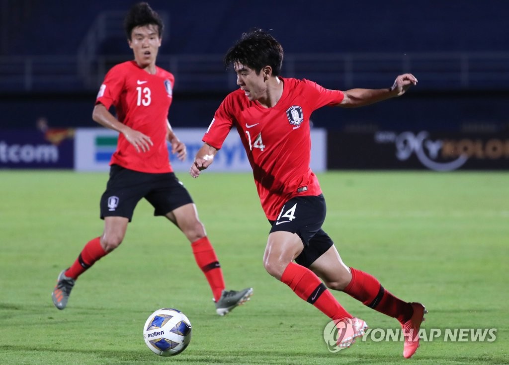 Kim Dae-won of South Korea (R) controls the ball against Iran during the teams' Group C match at the Asian Football Confederation U-23 Championship at Tinsulanon Stadium in Songkhla, Thailand, on Jan. 12, 2020. (Yonhap)