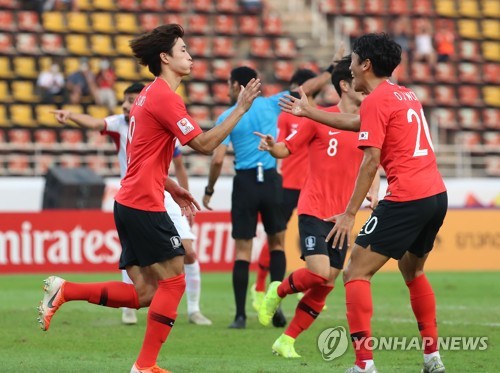 19일 오후(현지시간) 태국 랑싯 탐마삿 스타디움에서 열린 2020 아시아축구연맹(AFC) U-23 챔피언십 한국과 요르단의 8강전.조규성이 선제골을 넣은 뒤 동료들의 축하를 받고 있다 / 이하 연합뉴스