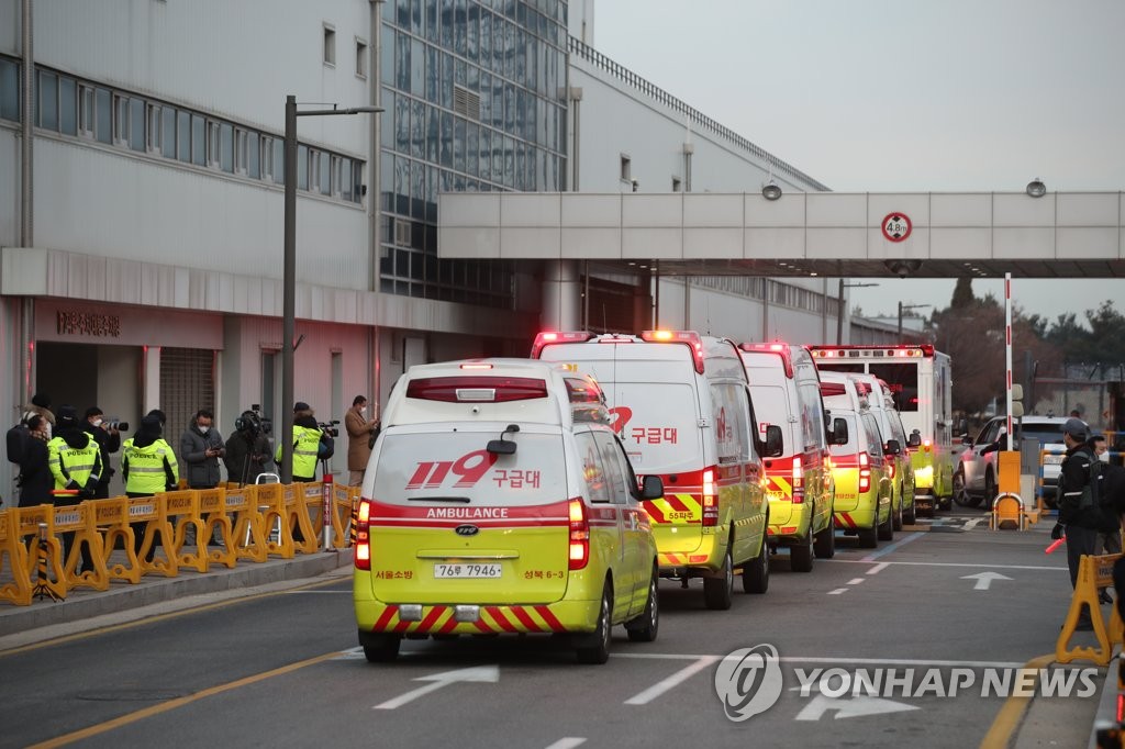 Ambulances for South Korean nationals evacuated from Wuhan arrive at Gimpo International Airport in western Seoul, on Jan. 31, 2020 (Yonhap) 