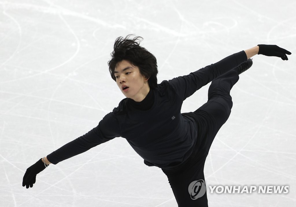 South Korean figure skater Cha Jun-hwan trains at Mokdong Ice Rink in Seoul on Feb. 4, 2020, ahead of the International Skating Union's Four Continents Figure Skating Championships. (Yonhap)