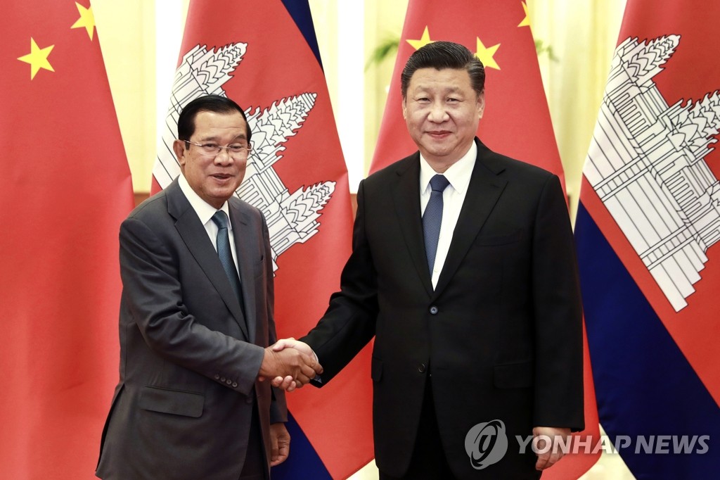 캄보디아 총리 만나는 시진핑
