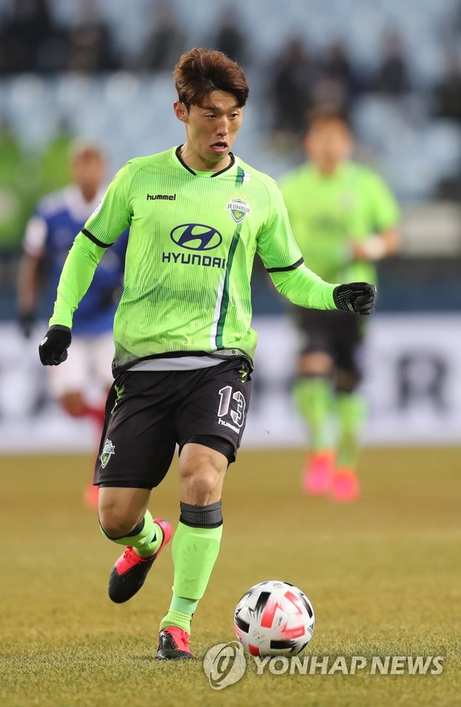 In this file photo from Feb. 12, 2020, Kim Bo-kyung of Jeonbuk Hyundai Motors dribbles the ball against Yokohama F. Marinos during their Asian Football Confederation Champions League group stage match at Jeonju World Cup Stadium in Jeonju, 240 kilometers south of Seoul. (Yonhap)