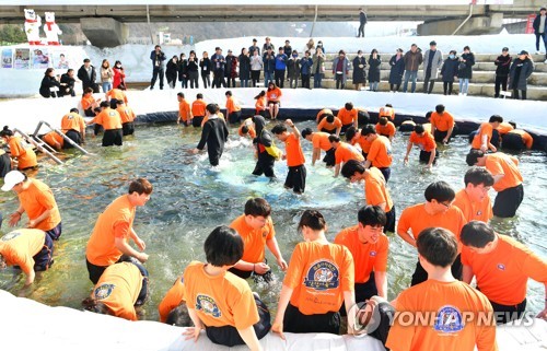 화천산천어축제 맨손잡기