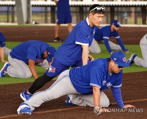 Ex-MLB trainer, player hired by KBO club