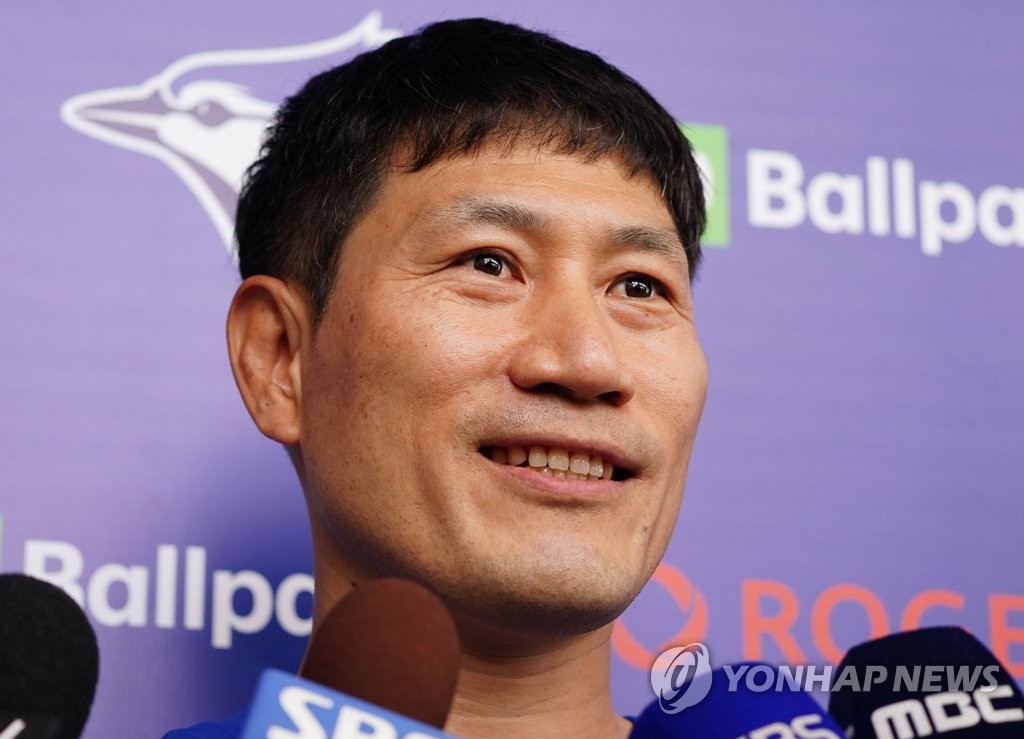 In this file photo from Feb. 14, 2020, Kim Byung-gon, personal trainer for Ryu Hyun-jin of the Toronto Blue Jays, speaks to reporters outside the clubhouse at TD Ballpark in Dunedin, Florida. (Yonhap)