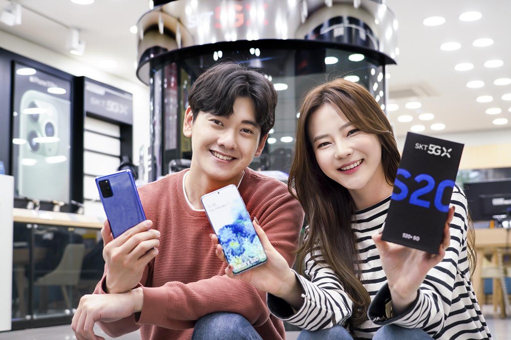 This photo provided by SK Telecom Co. on Feb. 20, 2020, shows models holding Samsung Electronics Co.'s Galaxy S20 smartphones. (PHOTO NOT FOR SALE) (Yonhap)