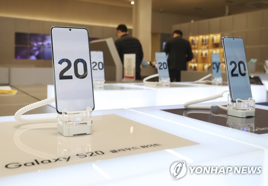 This photo, taken on Feb. 20, 2020, shows Samsung Electronics Co.'s Galaxy S20 smartphones displayed at a store in Seoul. (Yonhap)