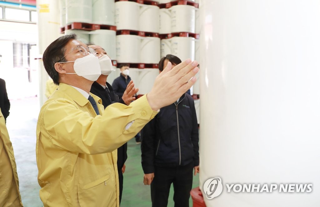 (LEAD) S. Korea urges mask filter makers to speed up production amid virus spread
