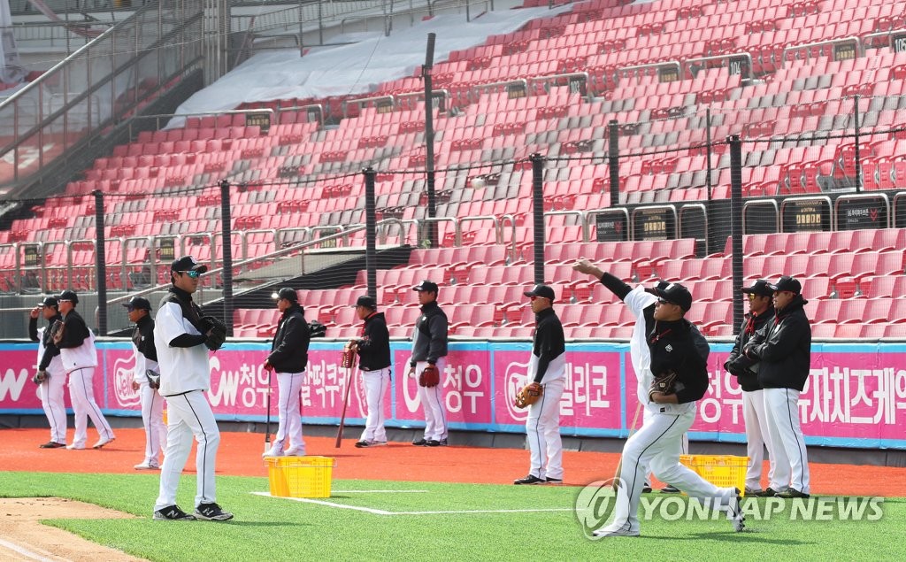 In this file photo from March 12, 2020, members of the KT Wiz practice at KT Wiz Park in Suwon, 45 kilometers south of Seoul. (Yonhap)
