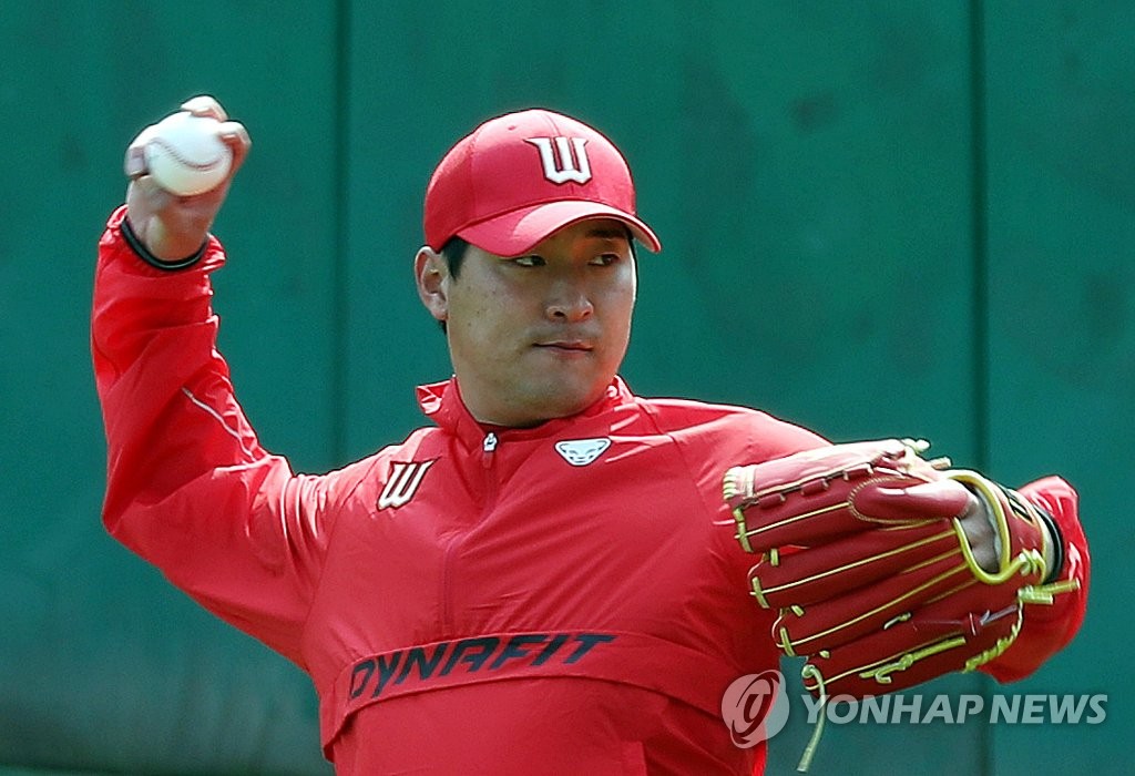 In this file photo, from March 12, 2020, Ha Jae-hoon of the SK Wyverns throws during practice at SK Happy Dream Park in Incheon, 40 kilometers west of Seoul. (Yonhap)
