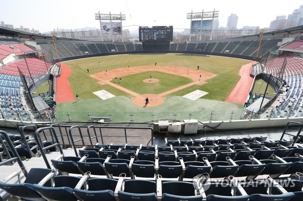The Doosan Bears of the Korea Baseball Organization are holding an intrasquad scrimmage at an empty Jamsil Stadium in Seoul on March 23, 2020. (Yonhap)