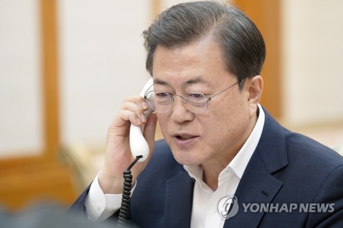 South Korean President Moon Jae-in holds phone talks with U.S. President Donald Trump at Cheong Wa Dae on March 24, 2020, in this photo provided by Moon's office. (PHOTO NOT FOR SALE) (Yonhap)