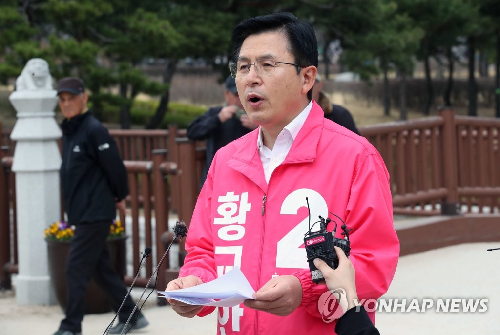 Hwang Kyo-ahn, head of the main opposition Future Korea Party, issues a statement on its welfare policy proposal on March 26, 2020. (Yonhap)