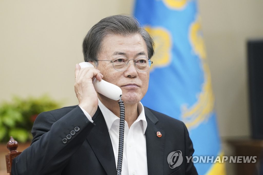 South Korean President Moon Jae-in talks by phone with Vietnamese Prime Minister Nguyen Xuan Phuc at Cheong Wa Dae in Seoul on April, 3, 2020, in this photo provided by Moon's office. (PHOTO NOT FOR SALE) (Yonhap)