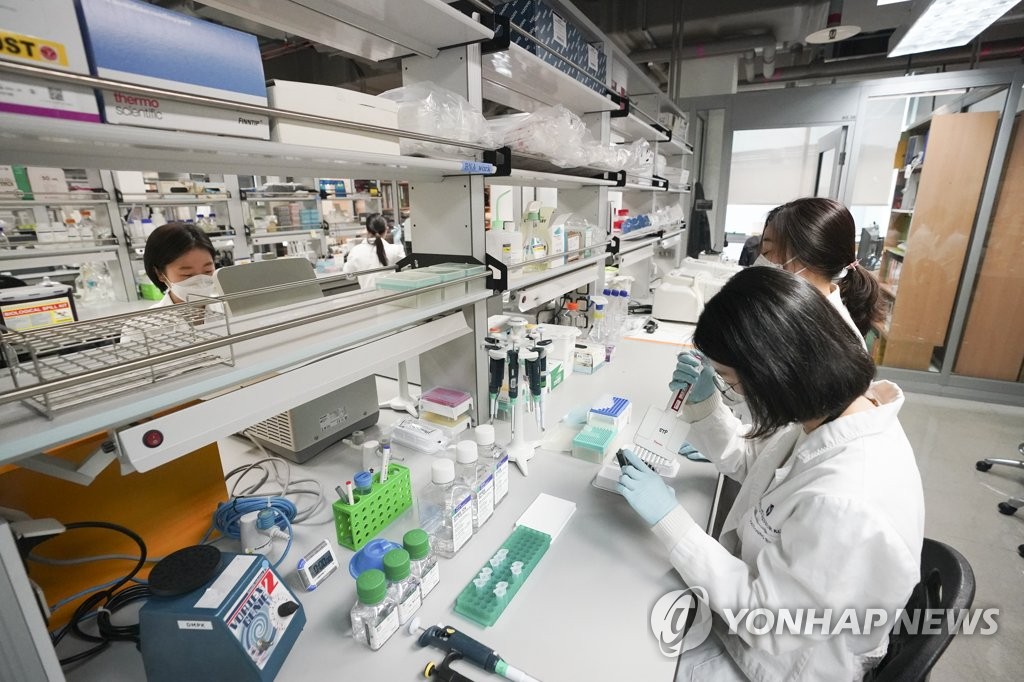 In this file photo taken April 9, 2020, researchers at the Institute Pasteur Korea conduct chemical tests to develop a novel coronavirus treatment in Seongnam, south of Seoul. (Yonhap)