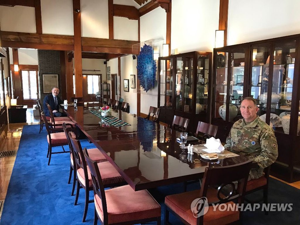 U.S. Ambassador Harry Harris poses with U.S. Forces Korea chief Gen. Robert Abrams during lunch at his residence in Seoul on April 9, 2020 in this photo captured from the ambassador's twitter account. (PHOTO NOT FOR SALE) (Yonhap)