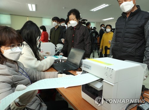 韓国総選挙の期日前投票初日 各地で有権者の列 比例代表には当惑も 聯合ニュース