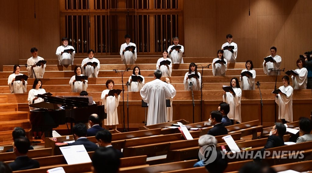 Choir members prepare for Easter service at Saemunan Church in central Seoul on April 12, 2020. (Pool photo) (Yonhap)