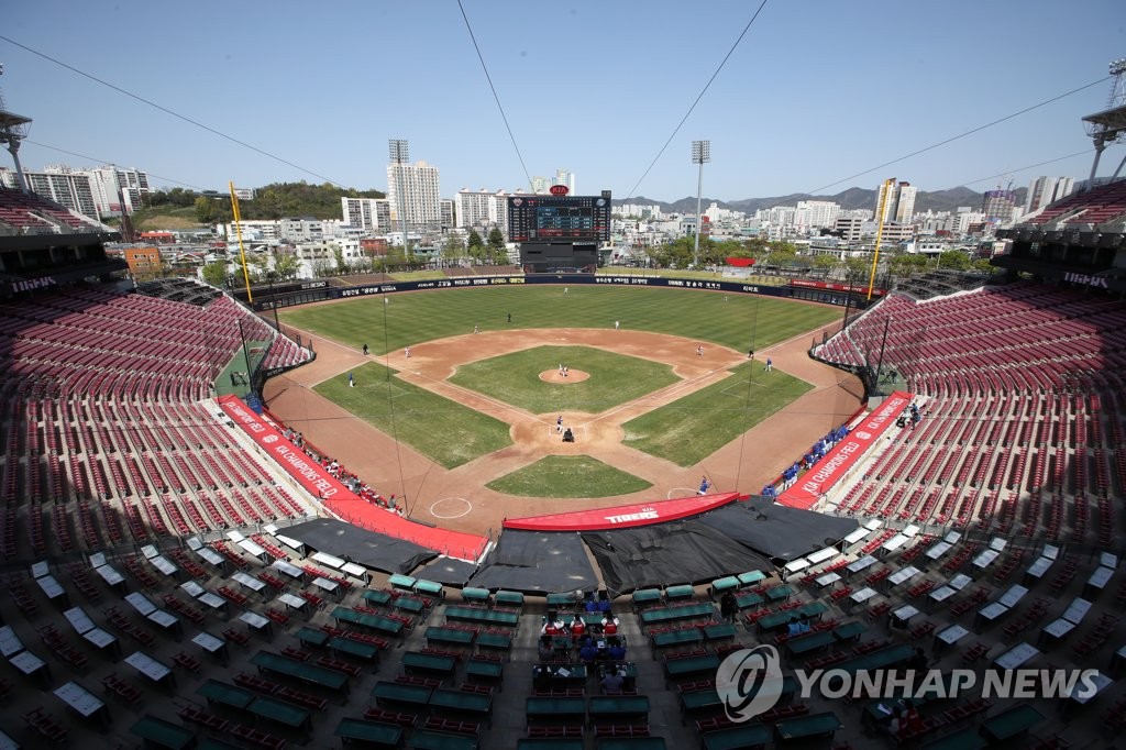 An exhibition game in the Korea Baseball Organization bewteen the Kia Tigers and the Samsung Lions is under way at Gwangju-Kia Champions Field in Gwangju, 330 kilometers south of Seoul, on April 21, 2020. (Yonhap)