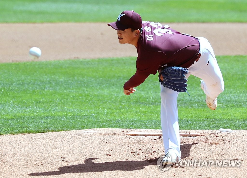 In this file photo from April 21, 2020, Lee Seung-ho of the Kiwoom Heroes pitches against the SK Wyverns in a Korea Baseball Organization preseason game at SK Happy Dream Park in Incheon, 40 kilometers west of Seoul. (Yonhap)