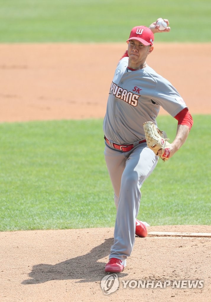 Nick Kingham of the SK Wyverns pitches against the LG Twins in a Korea Baseball Organization preseason game at Jamsil Stadium in Seoul on April 24, 2020. (Yonhap)