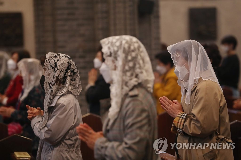 Followers wearing masks attend Sunday service at Myeongdong Cathedral in central Seoul on April 26, 2020. (Yonhap)