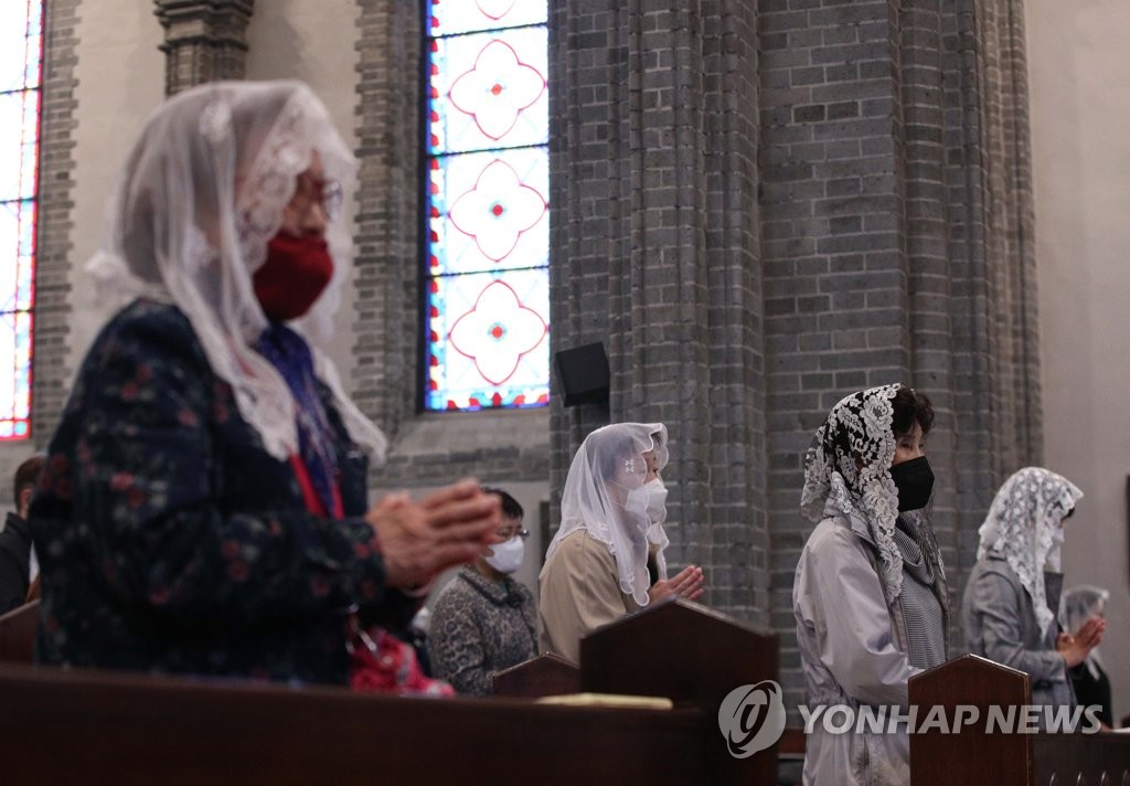 Catholics attend Mass at Myeongdong Cathedral in central Seoul on April 26, 2020, the first Sunday after the government eased its social distancing campaign amid a slowdown in new coronavirus cases. (Yonhap)